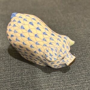 Herend blue fishnet pig 15163